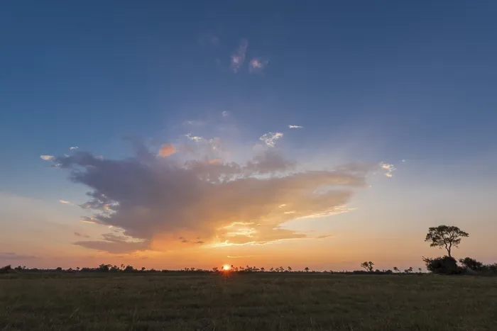Gerahmter Druck : Sonnenuntergang über dem Okavango-Delta.