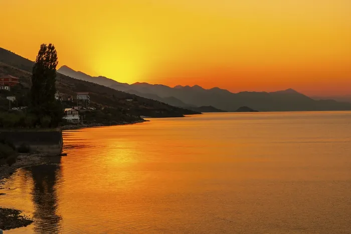 Gerahmter Druck : Sonnenuntergang am See von Shkoder in der Gemeinde Shiroka. Gerahmter Druck : Sonnenuntergang am See von Shkoder in der Gemeinde Shiroka.