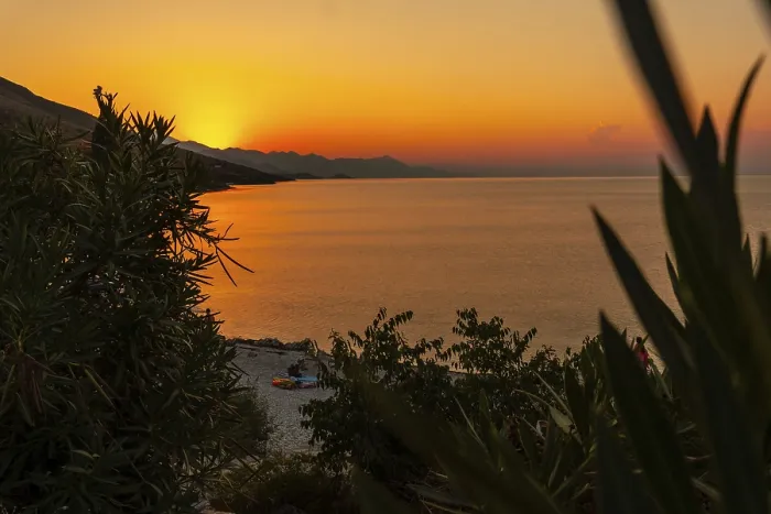 Gerahmter Druck : Sonnenuntergang am See Shkoder in der Gemeinde Shiroka. Gerahmter Druck : Sonnenuntergang am See Shkoder in der Gemeinde Shiroka.