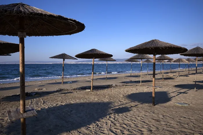 Gerahmter Druck : Sonnenschirme, Strandbar, leer, Strand. Gerahmter Druck : Sonnenschirme, Strandbar, leer, Strand.