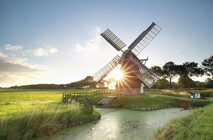 Gerahmter Druck : Sonne hinter niederländischer Windmühle. Gerahmter Druck : Sonne hinter niederländischer Windmühle.