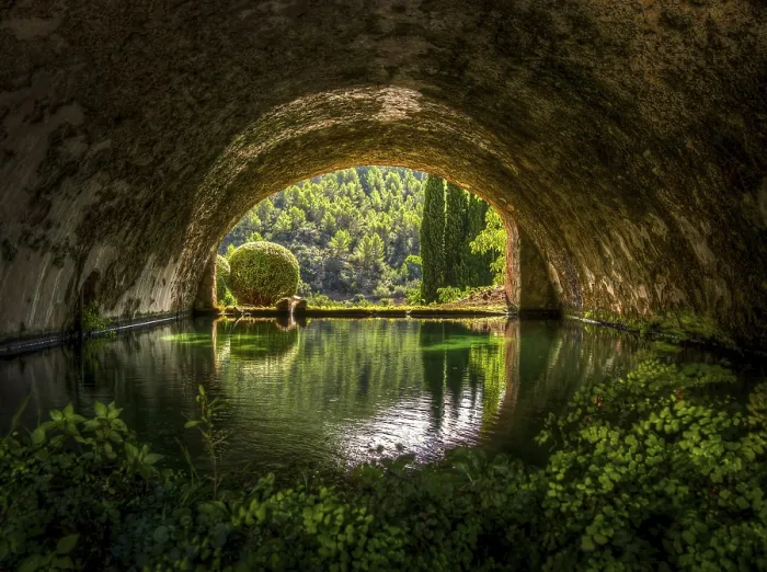 Gerahmter Druck : Betonbrücke über einem Wasserbecken, Bunyola, Mallorca, Balearen, Spanien Gerahmter Druck : Betonbrücke über einem Wasserbecken, Bunyola, Mallorca, Balearen, Spanien