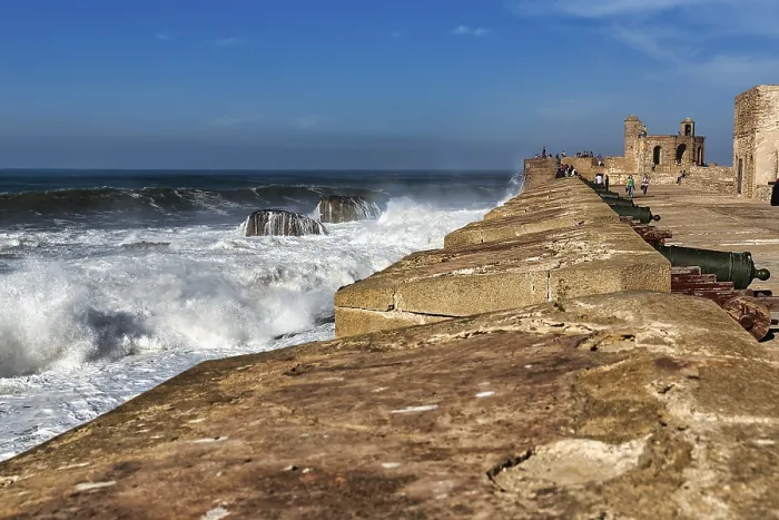 Gerahmter Druck : Surfen vor der Stadtmauer. Gerahmter Druck : Surfen vor der Stadtmauer.