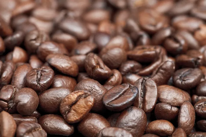 Gerahmter Druck : Oberfläche mit gerösteten Kaffeebohnen im Nahbereich. Gerahmter Druck : Oberfläche mit gerösteten Kaffeebohnen im Nahbereich.