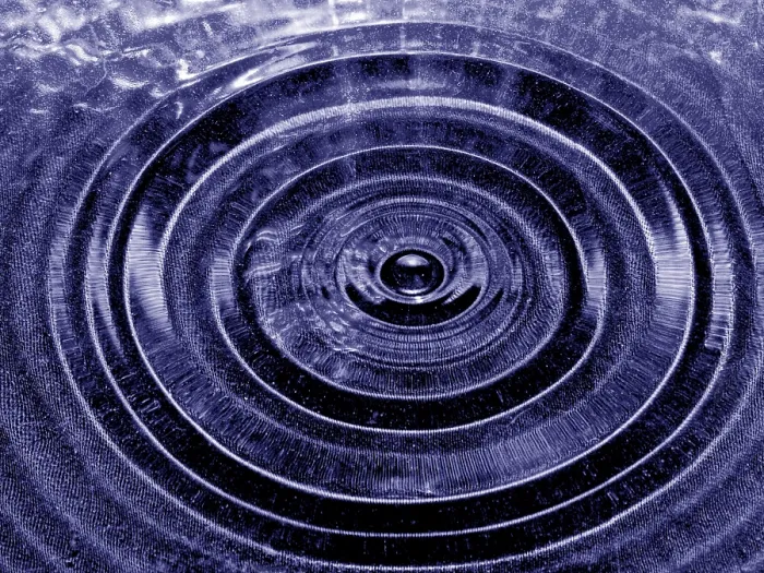 Gerahmter Druck : Wasseroberfläche mit kreisförmigen Wellen. Gerahmter Druck : Wasseroberfläche mit kreisförmigen Wellen.