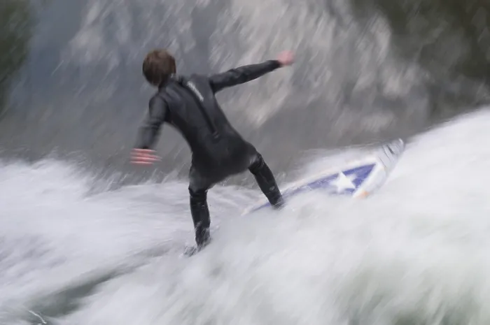 Gerahmter Druck : Surfer in starken Wellen. Gerahmter Druck : Surfer in starken Wellen.