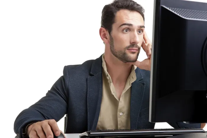 Gerahmter Druck : Überraschter Mann, der auf einem Computerbildschirm schaut. Gerahmter Druck : Überraschter Mann, der auf einem Computerbildschirm schaut.