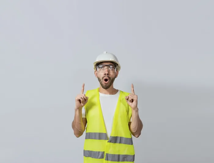 Gerahmter Druck : Überraschter junger Architekt zeigt auf. Gerahmter Druck : Überraschter junger Architekt zeigt auf.