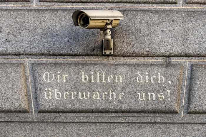 Gerahmter Druck : Überwachungskamera auf einem Gebäude. Gerahmter Druck : Überwachungskamera auf einem Gebäude.