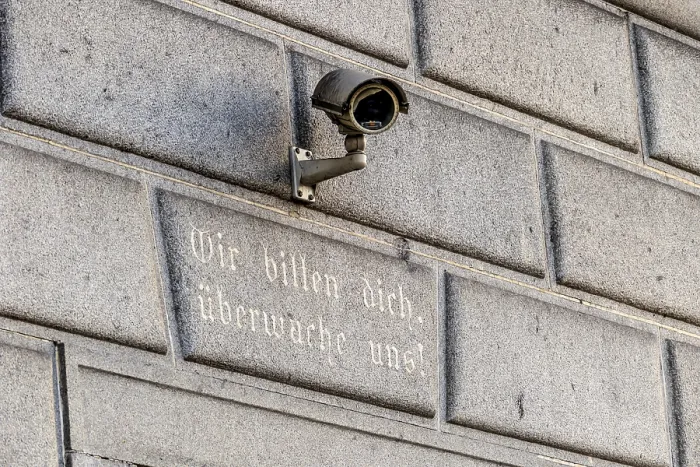 Gerahmter Druck : Überwachungskamera auf einem Gebäude. Gerahmter Druck : Überwachungskamera auf einem Gebäude.