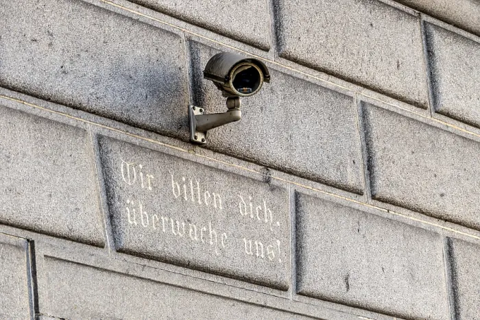 Gerahmter Druck : Überwachungskamera auf einem Gebäude. Gerahmter Druck : Überwachungskamera auf einem Gebäude.