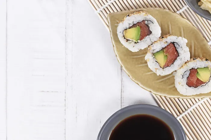 Gerahmter Druck : Sushi Inside Out Röllchen mit Lachs. Gerahmter Druck : Sushi Inside Out Röllchen mit Lachs.