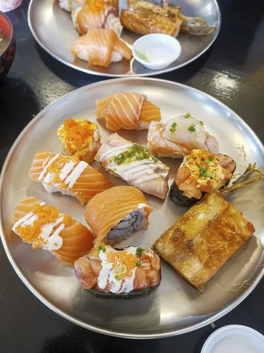 Gerahmter Druck : Sushi und Röllchen mit rotem Fisch. Gerahmter Druck : Sushi und Röllchen mit rotem Fisch.