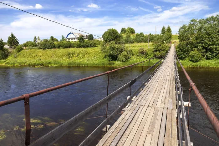 Gerahmter Druck : Hängebrücke über den Msta. Gerahmter Druck : Hängebrücke über den Msta.