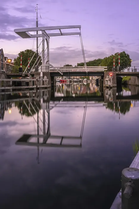 Gerahmter Druck : Hängebrücke mit Spiegelung bei blauer Stunde. Gerahmter Druck : Hängebrücke mit Spiegelung bei blauer Stunde.
