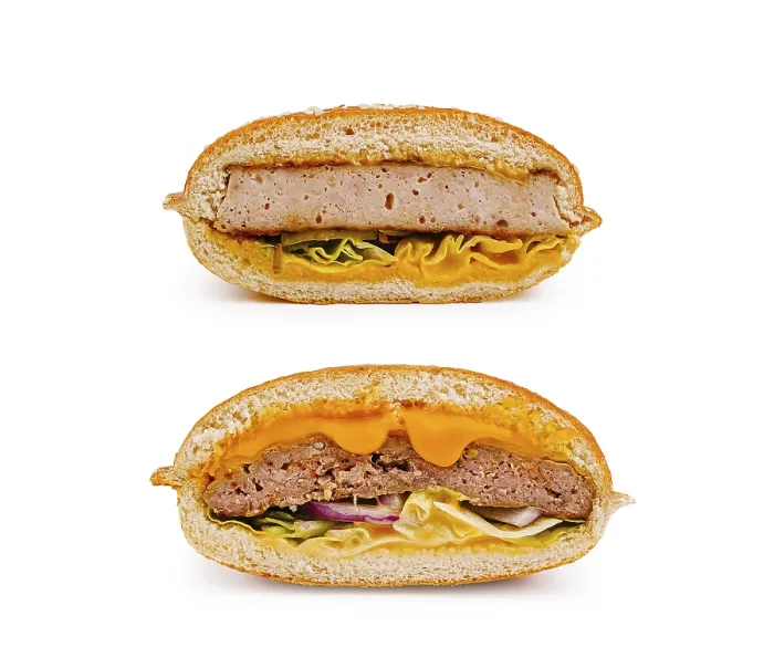 Gerahmter Druck : Ein süßer Brötchenbrot wird in der Mitte durchgeschnitten. Gerahmter Druck : Ein süßer Brötchenbrot wird in der Mitte durchgeschnitten.