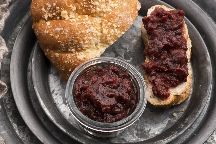 Gerahmter Druck : Süßes Brot (Challah) mit Kirschenmarmelade. Gerahmter Druck : Süßes Brot (Challah) mit Kirschenmarmelade.