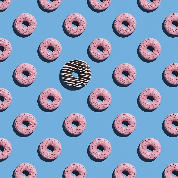 Gerahmter Druck : Süße Donuts-Muster auf blauer Hintergrund. Gerahmter Druck : Süße Donuts-Muster auf blauer Hintergrund.