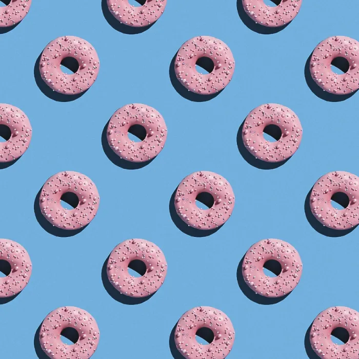 Gerahmter Druck : Süße Donuts-Muster auf blauer Hintergrund. Gerahmter Druck : Süße Donuts-Muster auf blauer Hintergrund.