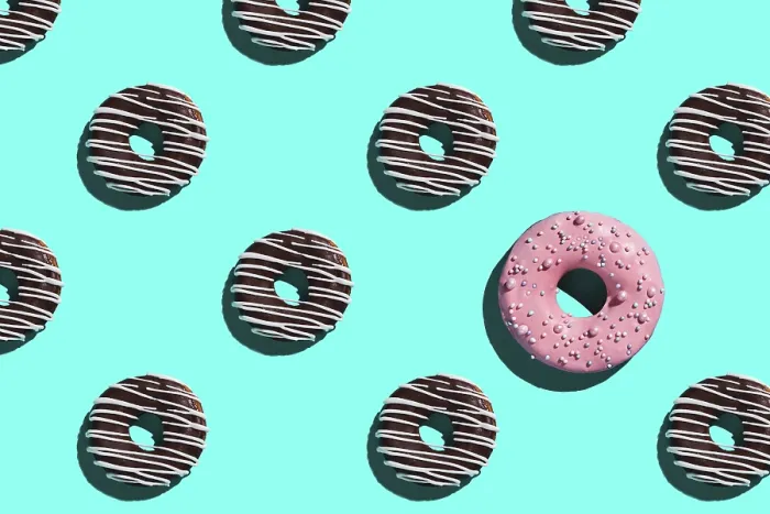 Gerahmter Druck : Süße Donuts-Muster auf blauer Hintergrund. Gerahmter Druck : Süße Donuts-Muster auf blauer Hintergrund.