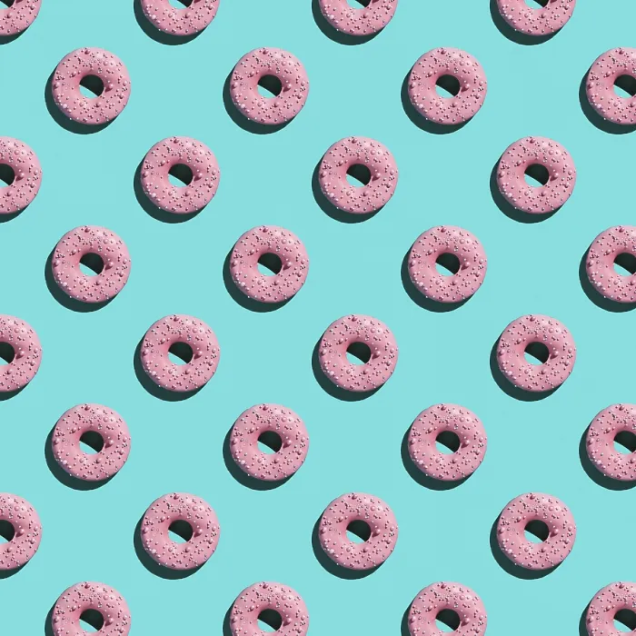 Gerahmter Druck : Süße Donuts-Muster auf blauer Hintergrund. Gerahmter Druck : Süße Donuts-Muster auf blauer Hintergrund.
