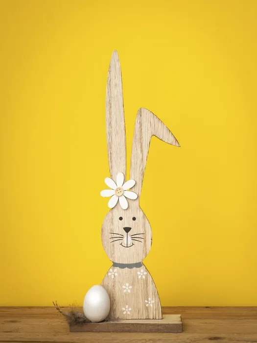 Gerahmter Druck : Ein süßer Osterhase mit einem Ei. Gerahmter Druck : Ein süßer Osterhase mit einem Ei.