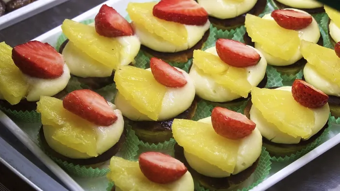 Gerahmter Druck : Süßigkeiten auf dem Tablett, Erdbeere, Ananas. Gerahmter Druck : Süßigkeiten auf dem Tablett, Erdbeere, Ananas.