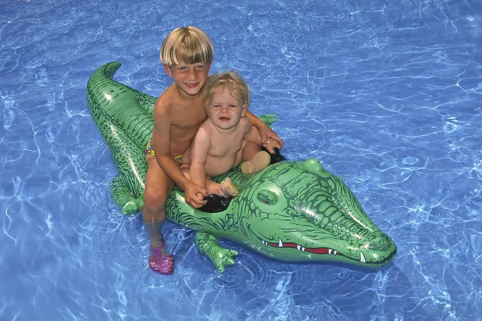 Gerahmter Druck : Ein Mann im Schwimmbad Gerahmter Druck : Ein Mann im Schwimmbad