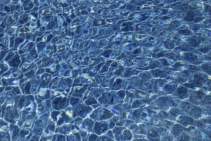 Gerahmter Druck : Schwimmbecken, Wasserfläche mit Reflexionen. Gerahmter Druck : Schwimmbecken, Wasserfläche mit Reflexionen.