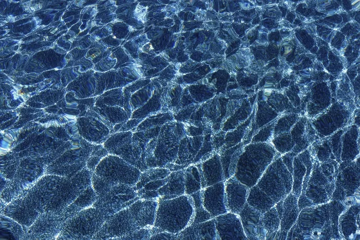 Gerahmter Druck : Schwimmbecken, Wasserfläche mit Reflexionen. Gerahmter Druck : Schwimmbecken, Wasserfläche mit Reflexionen.