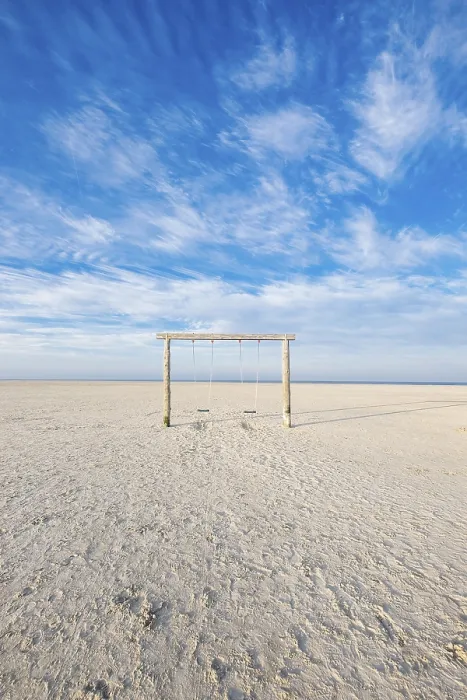 Gerahmter Druck : Schwinge auf einer leeren Strand in St. Peter-Ording. Gerahmter Druck : Schwinge auf einer leeren Strand in St. Peter-Ording.