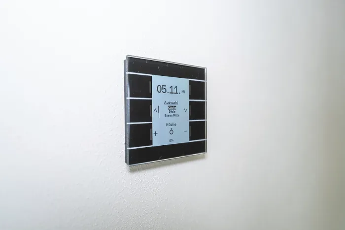 Gerahmter Druck : Ein Schalter mit Anzeige an einer weißen Wand. Gerahmter Druck : Ein Schalter mit Anzeige an einer weißen Wand.