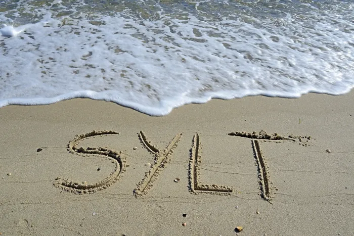 Gerahmter Druck : Sylt geschrieben auf sandigem Strand. Gerahmter Druck : Sylt geschrieben auf sandigem Strand.
