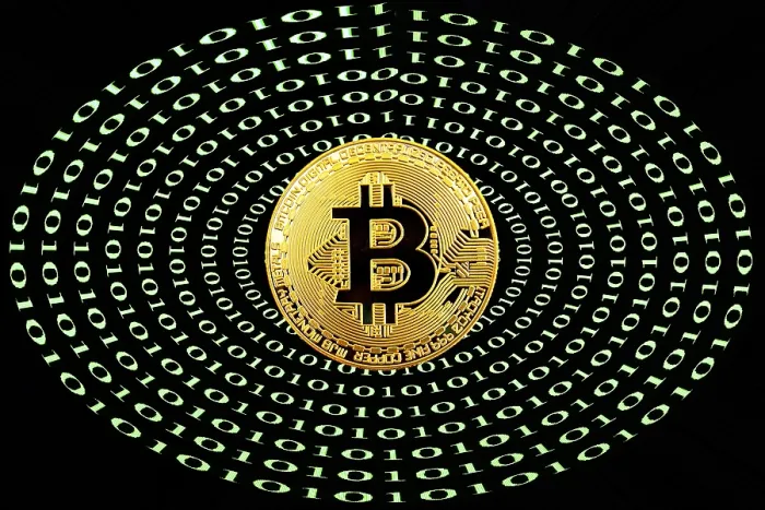 Gerahmter Druck : Digitale Währung, Goldmünze physische Münze Bitcoin mit digitaler binärer Code. Gerahmter Druck : Digitale Währung, Goldmünze physische Münze Bitcoin mit digitaler binärer Code.