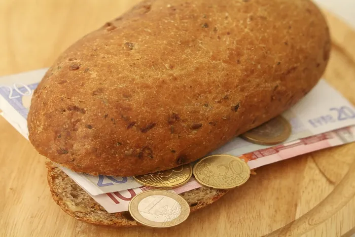 Gerahmter Druck : Symbolisch für teuren Brot. Gerahmter Druck : Symbolisch für teuren Brot.