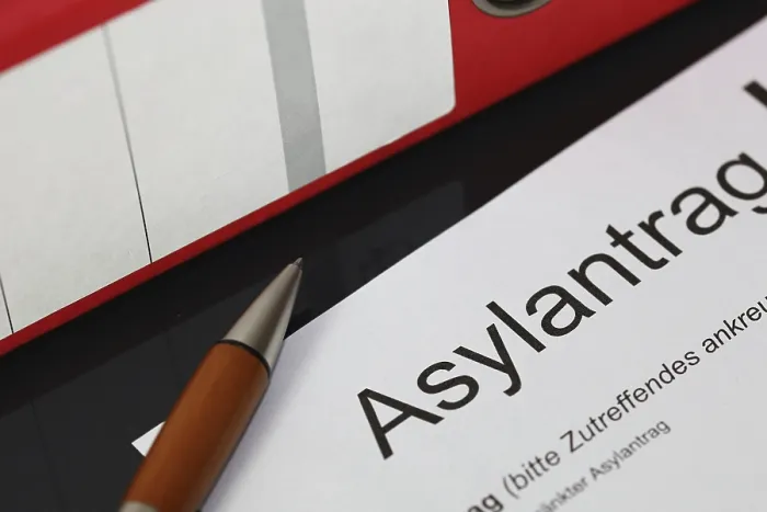 Gerahmter Druck : Symbolisches Bild: Asylantragformular in Deutschland. Gerahmter Druck : Symbolisches Bild: Asylantragformular in Deutschland.