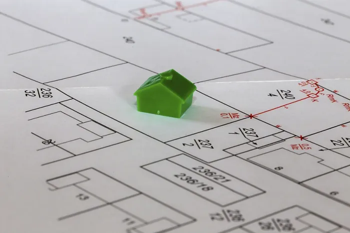 Gerahmter Druck : Symbolisches Bild eines Gebäudes: Modellhaus auf einem Bebauungsplan. Gerahmter Druck : Symbolisches Bild eines Gebäudes: Modellhaus auf einem Bebauungsplan.