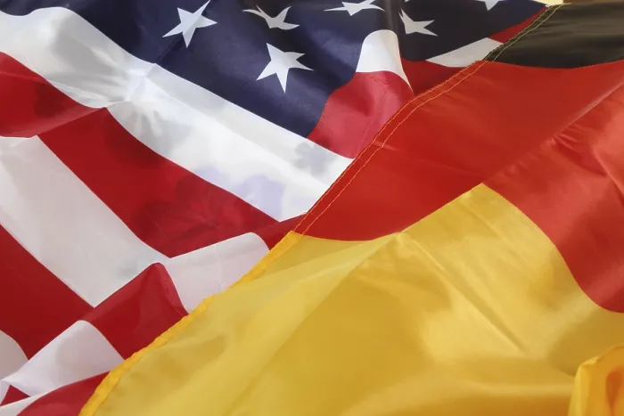 Gerahmter Druck : Symbolisches Bild der deutschen und US-Flagge. Gerahmter Druck : Symbolisches Bild der deutschen und US-Flagge.