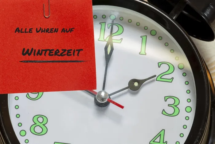 Gerahmter Druck : Symbolische Bildzeitwechsel, Winterzeit: Großaufnahme eines Weckers auf 2 Uhr eingestellt Symbolischer Bildzeitwechsel Gerahmter Druck : Symbolische Bildzeitwechsel, Winterzeit: Großaufnahme eines Weckers auf 2 Uhr eingestellt Symbolischer Bildzeitwechsel