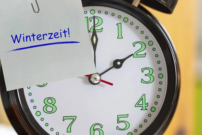 Gerahmter Druck : Symbolische Bildzeitwechsel, Winterzeit: Großaufnahme eines Weckers auf zwei Uhr Symbolischer Zeitwechsel. Gerahmter Druck : Symbolische Bildzeitwechsel, Winterzeit: Großaufnahme eines Weckers auf zwei Uhr Symbolischer Zeitwechsel.