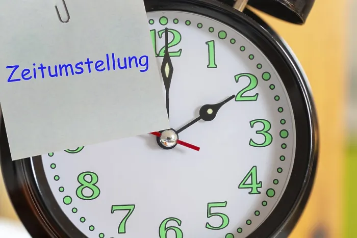 Gerahmter Druck : Symbolische Bildzeitwechsel, Winterzeit: Aufnahme eines Weckers auf 2 Uhr Symbolischer Bildzeitwechsel. Gerahmter Druck : Symbolische Bildzeitwechsel, Winterzeit: Aufnahme eines Weckers auf 2 Uhr Symbolischer Bildzeitwechsel.