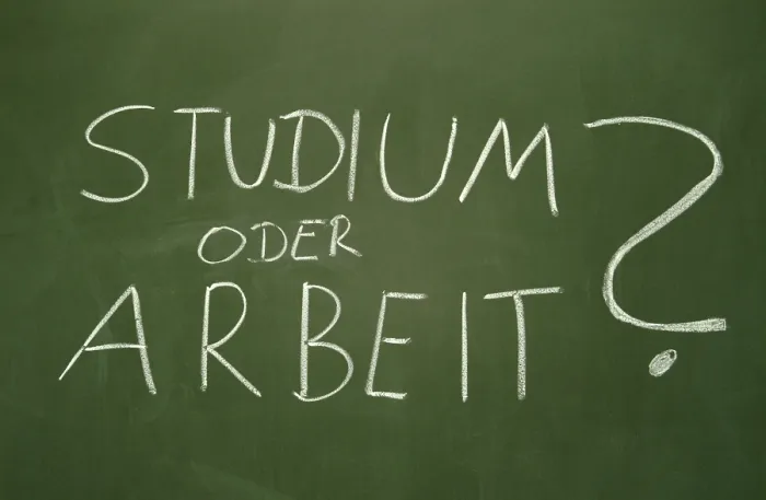 Gerahmter Druck : Symbolisch für Studium oder Beruf nach der Schule. Gerahmter Druck : Symbolisch für Studium oder Beruf nach der Schule.
