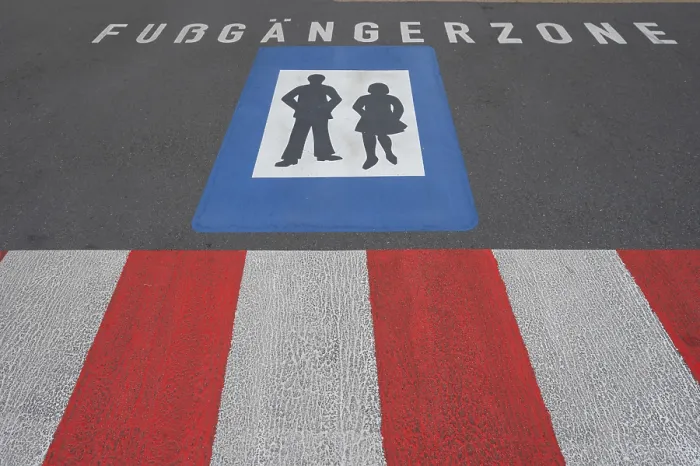 Gerahmter Druck : Symbole für eine Fußgängerzone, Bregenz. Gerahmter Druck : Symbole für eine Fußgängerzone, Bregenz.