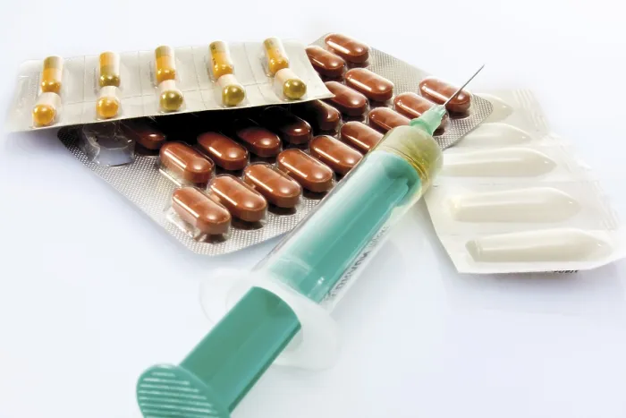 Gerahmter Druck : Spritze und Tabletten Gerahmter Druck : Spritze und Tabletten
