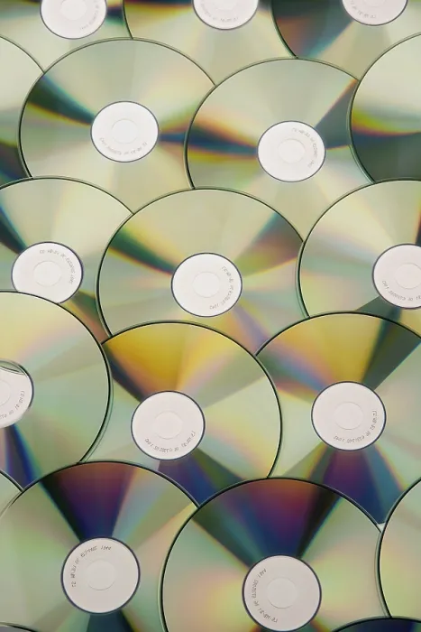 Gerahmter Druck : Ein Tisch voller CD-ROM und DVDs.