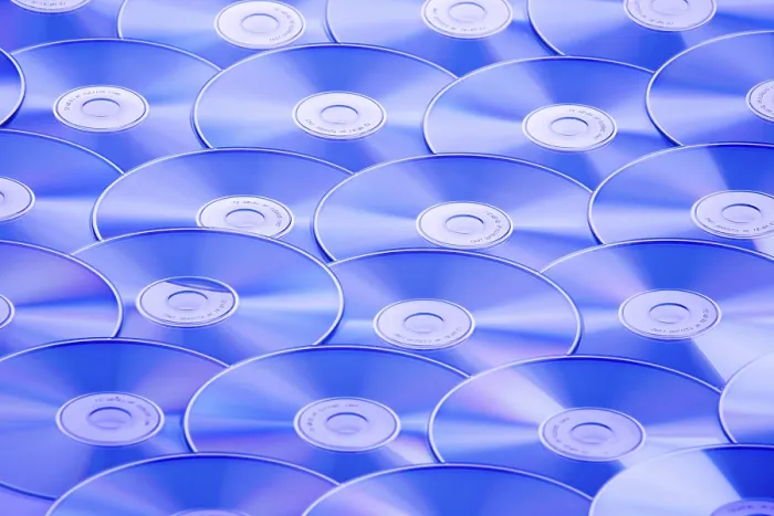 Gerahmter Druck : Ein Tisch voller CD-ROM und DVDs. Gerahmter Druck : Ein Tisch voller CD-ROM und DVDs.