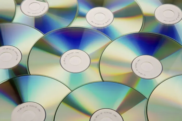 Gerahmter Druck : Ein Tisch voller CD-ROM und DVDs. Gerahmter Druck : Ein Tisch voller CD-ROM und DVDs.