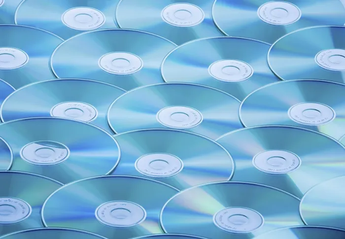 Gerahmter Druck : Ein Tisch voller CD-ROMs und DVDs. Gerahmter Druck : Ein Tisch voller CD-ROMs und DVDs.