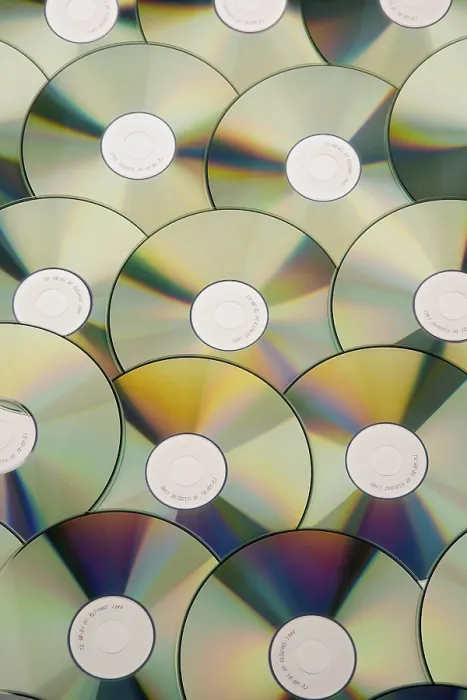 Gerahmter Druck : Ein Tisch voller CD-ROMs und DVDs, kopierte Versionen. Gerahmter Druck : Ein Tisch voller CD-ROMs und DVDs, kopierte Versionen.