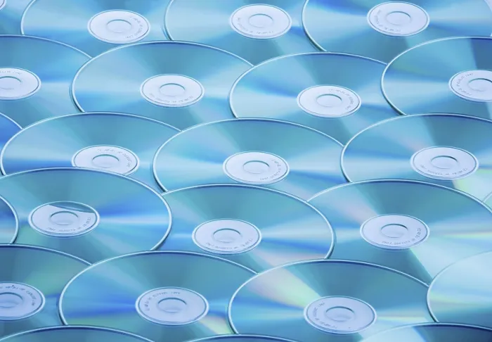 Gerahmter Druck : Ein Tisch voller CD-ROMs und DVDs, kopierten Exemplare. Gerahmter Druck : Ein Tisch voller CD-ROMs und DVDs, kopierten Exemplare.